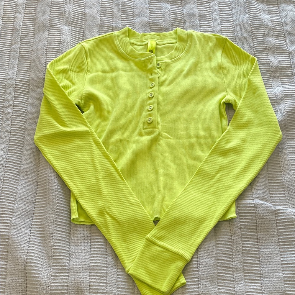 Skims yellow top